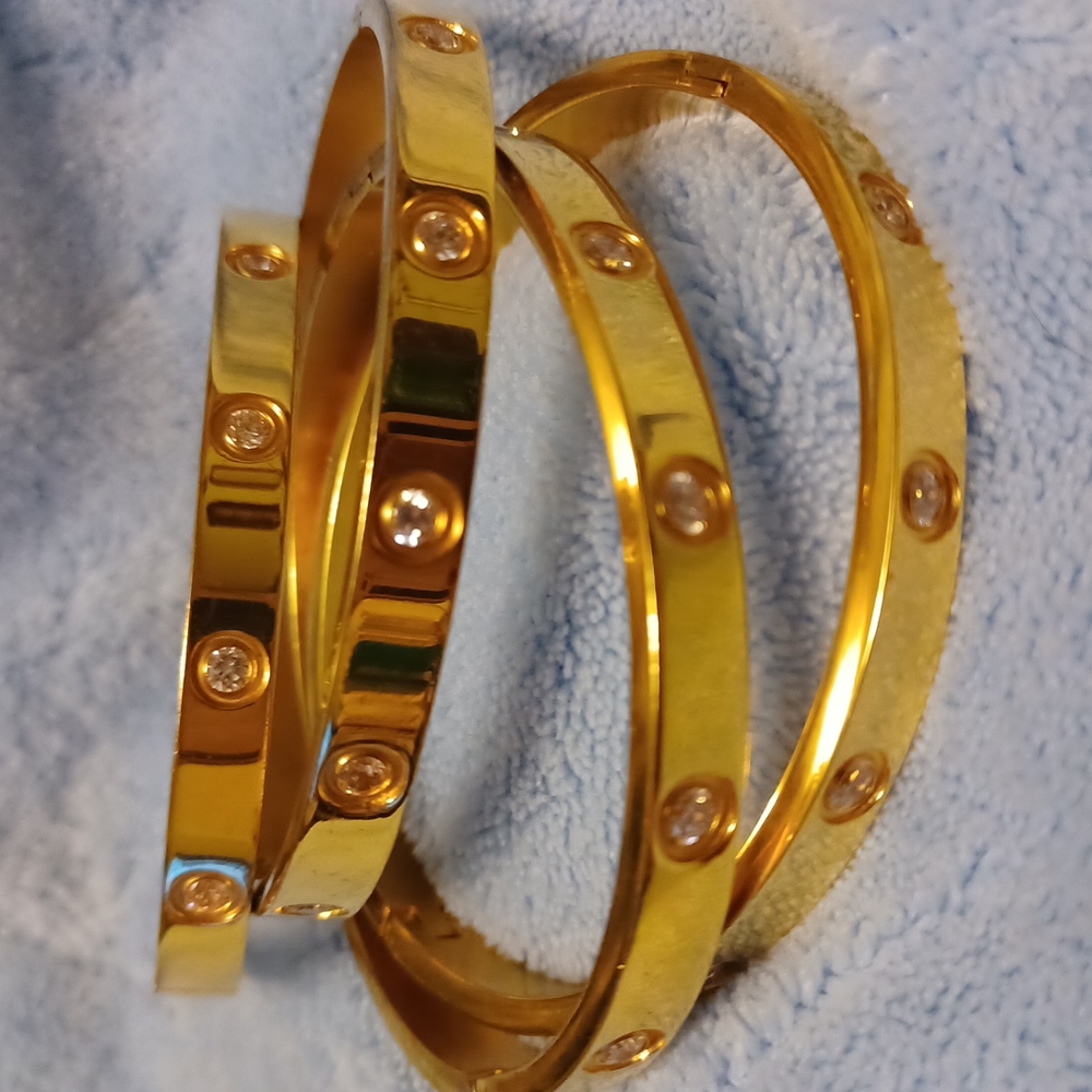 Goldtone oval bracelet.